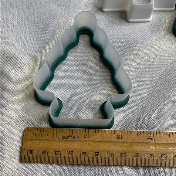 5/$25 Green and White Tree and Star Cookie Cutters Plastic Deep 4 Pieces - Picture 4 of 5